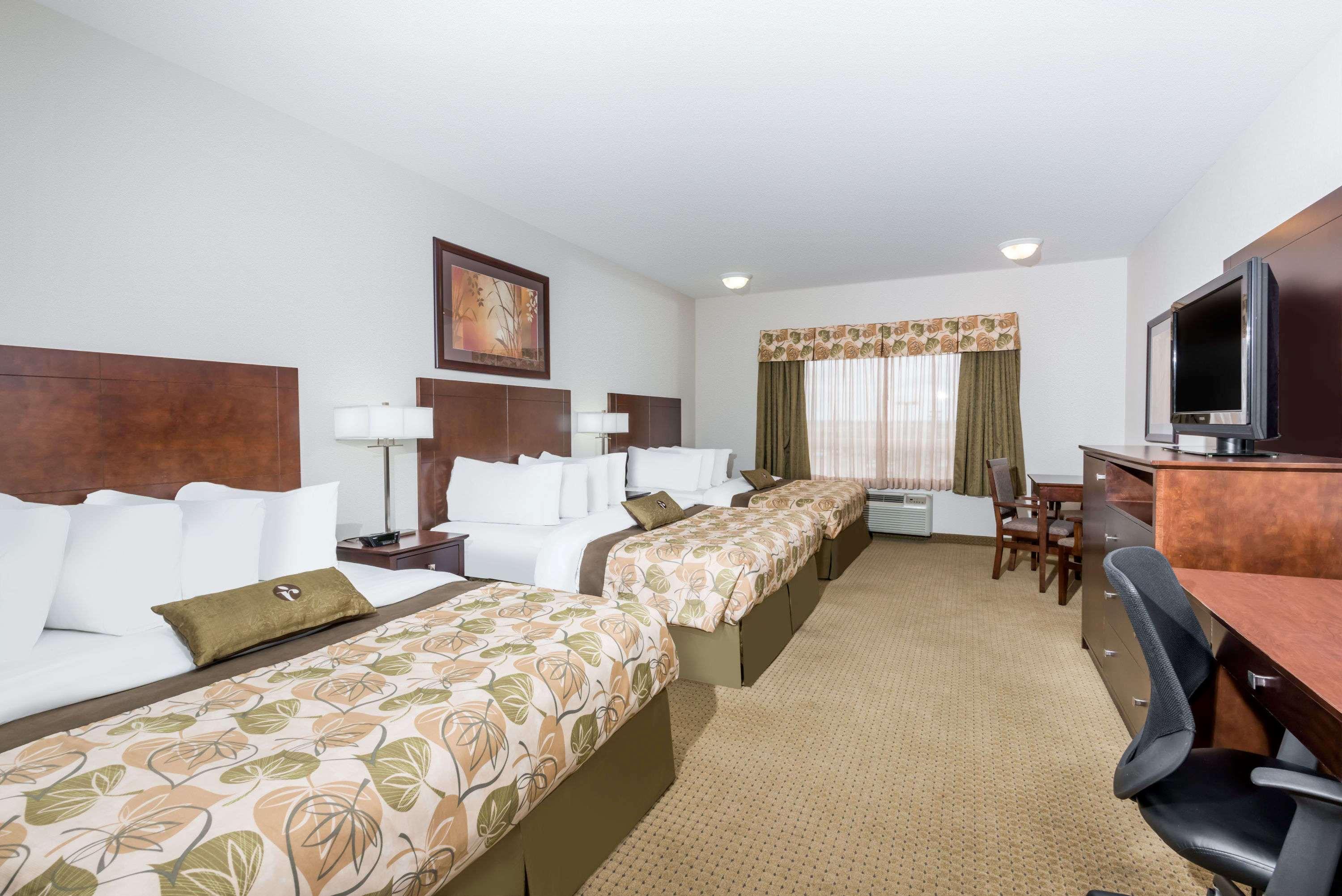 Отель Ramada By Wyndham Olds Экстерьер фото