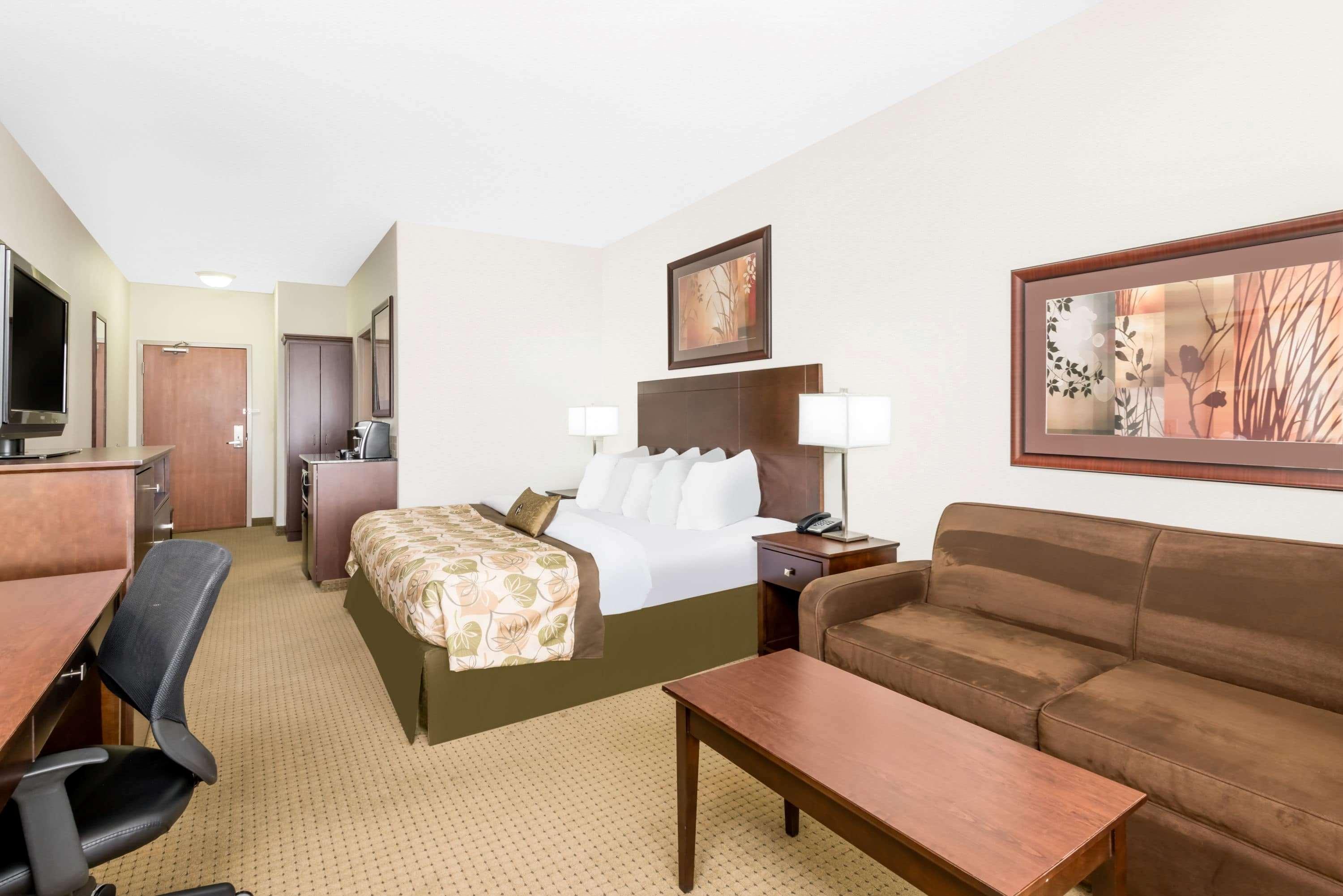Отель Ramada By Wyndham Olds Экстерьер фото