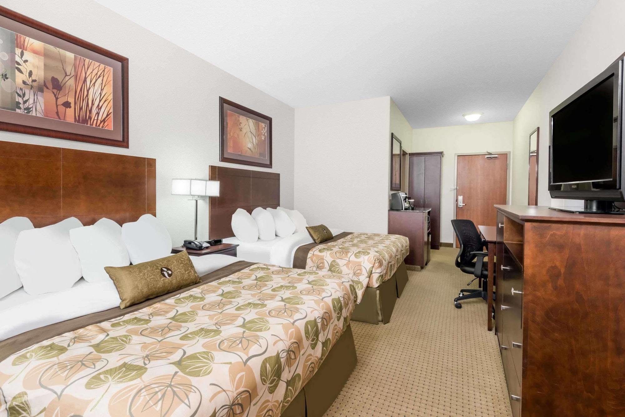 Отель Ramada By Wyndham Olds Экстерьер фото